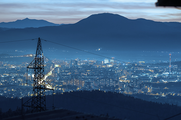 ¿Cómo garantizan los cables de alimentación de alta, media y baja tensión una distribución eléctrica confiable?